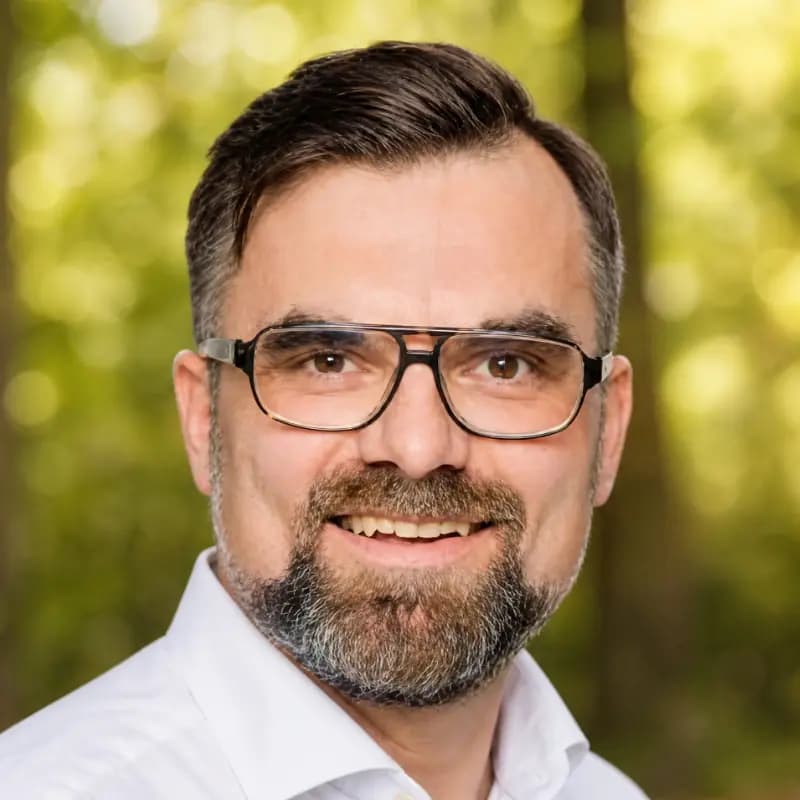 Porträt von Jan Henker vor der Küste